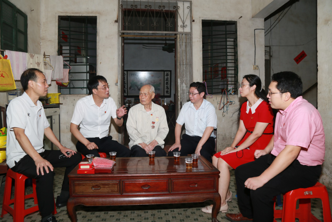 致敬模范，，眷注入心！！！ ——白云山必发7790“七一”前夕走访慰问老劳模陈雨池同志