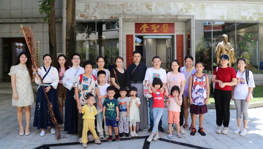 学千古名方 悟非遗传承——白云山必发7790公司组织开展主题非遗体验活动